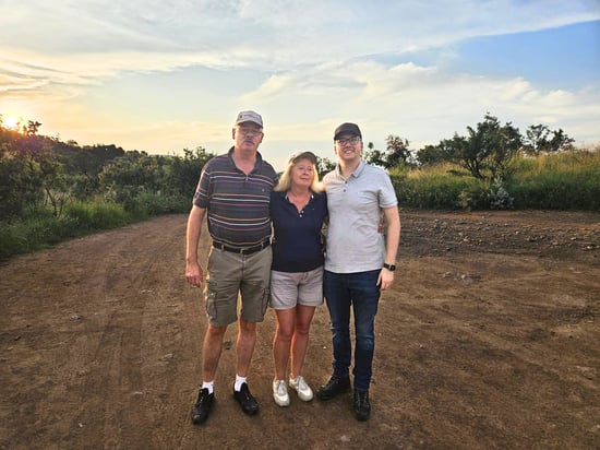Familie Reitz in Südafrika auf dem Weg zum Steinbruch