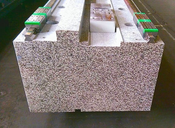 Bearbeiteter Granitblock mit eingelegten Gewindehülsen – vormontiertes Maschinenbett
