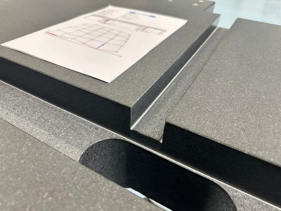 Papierzeichnung liegt auf gefräster Granitplatte