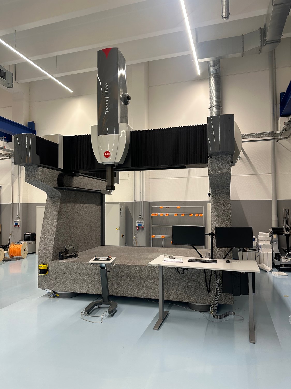 Koordinatenmessmaschine bei REITZ Natursteintechnik zur hochpräzisen Vermessung von Granit-Komponenten im Messraum. Qualitätssicherung auf Mikrometer-Ebene. Koordinatenmessmaschine bei REITZ Natursteintechnik zur hochpräzisen Vermessung von Granit-Komponenten im Messraum. Qualitätssicherung auf Mikrometer-Ebene.