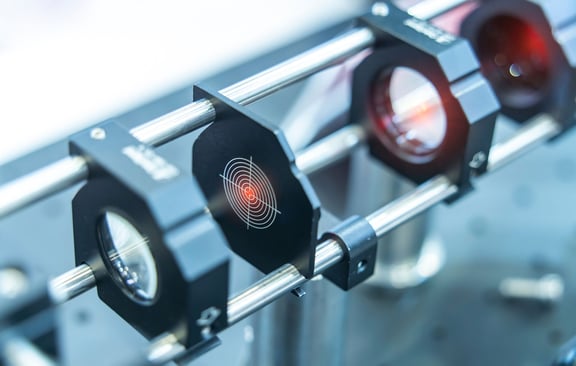 Präzises Lasersystem in der optischen Industrie: Für hochpräzise optische Anwendungen.