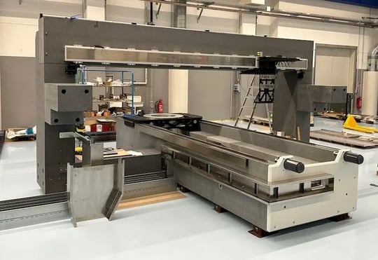 Motion-System mit mehreren Achsen und Granitbasis – kundenspezifische Plattformlösung im Aufbau