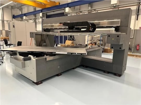 System mit aufgeklappter Arbeitsplatte zur Wartung oder Integration – Granitunterbau mit montierter Kabelführungseinheit