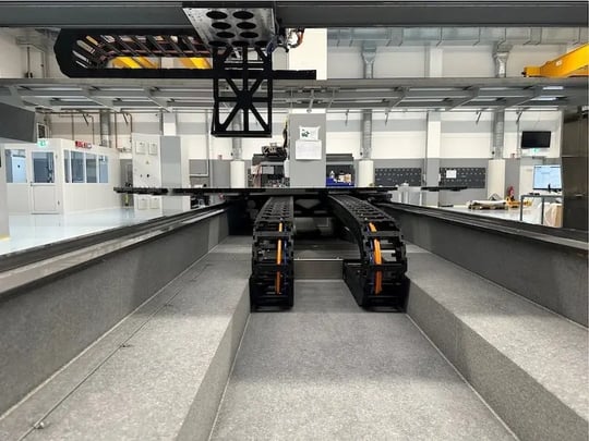 rontale Draufsicht auf Motion-System mit zwei parallel geführten Energieketten auf Granitbasis 