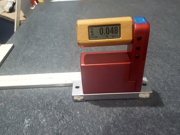 Electronic spirit level measuring device on granite plate for flatness testing in quality assurance